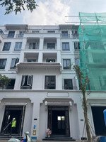 liền kề nhật nguyệt gần trung tâm thương mại 62,5m2 có vay. giá 19ty5 thu nét . lh 