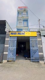 bán khách sạn gần tttm vincom dĩ an. thu nhập 40tr/th. dt: 125m2 (4.1 x 30.5m). đường 5m. giá: 5.7