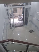 nhà 1 trệt 3 lầu 4 pn 3wc sân thượng, 100m cầu nguyễn khoái q7. 500m là him lam