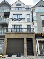 cho thuê nguyên căn hoàng cầu- đống đa: dt 100m2 *4 tầng, mt 10m, view hồ, mọi mô hình. giá 35tr/th