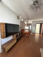 hotttt cho thuê căn hộ screc tower, quận 3 dt 81m, 2pn, 2wc, nhà đẹp giá 12tr lh:0779072306