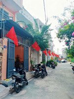 bán nhà giáp quận 2 55m2 3 tầng đường oto sổ hồng bao sang tên 