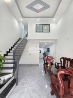 nhà mới sửa sổ sẵn sang tên trong ngày gần trạm y tế dĩ an giá tổng 1 tỷ 1/ 90m2