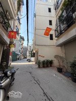 - nhà ngọc thuỵ- trong đê- oto đỗ cổng- 3 ngủ đủ công năng- gần trường việt pháp- sổ đỏ hoa hậu