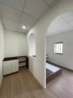 cho thuê căn hộ studio tách bếp, ban công q4 gần đh luật, đh nguyễn tất thành, cầu tân thuận