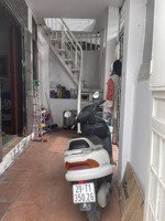 còn phòng tầng 3 ở 76 an dương ngách 32/43 dt 65m2 có đủ đồ điện 3k/1 số -nước 100k/1 người