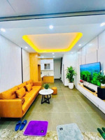 đẳng cấp nhà hoàng quốc việt 33 m trên 6 tầng thông ô tô bốn chỗ trước nhà có chỗ để xe 50 m ra phố