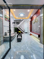 bán nhà 3 tầng, dts 100m2, tặng full nội thất, cách 50m ra mặt tiền, shr nhỉnh 5 tỷ