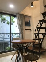 phòng thoáng sáng, có cửa sổ lớn thẩm mỹ khu an ninh văn phòng cao cấp