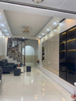 cầu giấy nhà đẹp hiếm ô tô đỗ cửa 3 thoáng giá tốt
45m x4 t mt 3,7 m chỉ 14,4 tỷ