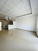 cho thuê nguyên căn nhà siêu rộng dt 5x50m tầng trệt trống suốt hợp ở chứa hàng may mặc vp công ty