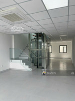 cần cho thuê phophous mặt tiền song hành lakeview city nhà hoàn thiện có thang máy giá 35tr/th.