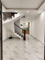 chính chủ gửi bán nhà đẹp cầu giấy 60m2 - 5 tầng cầu thang giữa - 50m ra ô tô chỉ hơn 10 tỷ