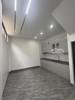 nhà 3 tầng , 3 mặt thoáng cao xanh , hạ long oto đỗ trong sân 