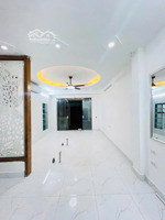 nhỉnh 9 tỷ nhà cầu giấy 5 tầng,30m,mt đẹp,ngõ thông kinh doanh,50m ô tô tránh,2 thoáng