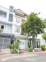 cho thuê nhà nguyên căn đường d4 phú mỹ, quận 7.
full nội thất châu âu vào ở ngay