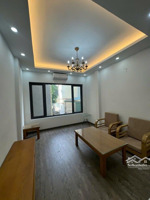 nhà phạm văn đồng, bắc từ liêm 37m x 5tầng. oto đỗ cổng, gần mặt phố. trước nhà thoáng sáng sạch sẽ