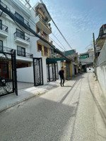 chính chủ bán nhà 90m2x5t xây mới phúc lợi đường thông xe 16 chỗ giá 15tỷ lh: 