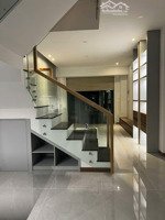 giảm giá 200tr chốt nhanh chỉ còn 5 tỷ 400 ( giá cũ 5tỷ6).bán nhà mặt tiền nguyễn thành đồng