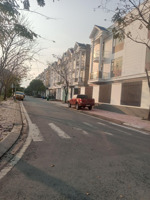 nơi sống nhẹ nhàng!!!khu nhà liền kề 100m2,mặt tiền đường, thoải mái, gần chợ chỉ 9.78 tỷ có bớt.