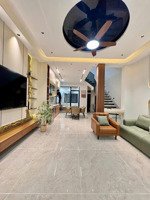 nhận nhà ngay đường chương dương. dt 60m2, mt 8m khu vực tiềm năng phát triển cao, shr