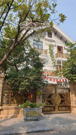 căn bt siêu đẹp tại làng quốc tế thăng long. 216m2, 4t, mt 8m. thang máy, nơi ở của giới siêu giàu