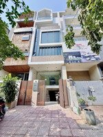 cần cho thuê căn nhà phố mặt tiền đường d1 kdc him lam, có thang máy giá 75 triệu/tháng