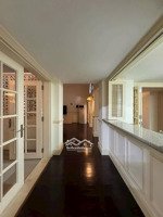 cần cho thuê căn 3 ngủ 190m2 the manor , đủ đồ chỉ việc xách va ly về ở , nhà đẹp . nội thất xịn