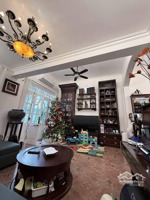 nhà tôi cần bán nhà tại phố đặng thai mai tây hồ, có sân vườn, sắp được ra mặt đường