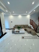 thang máy - oto đỗ cổng -thoáng mát - nhà mới