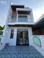 Bán nhà lầu mới xây ở xã Tân Bửu, Bến Lức dt 100m2 full thổ 1 lầu ,4pn,2wc giá 2,95 tỷ