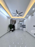 cần bán gấp nhà 5 tầng cầu giấy nhà đẹp ở ngay, 10m ô tô, sát phố, 44m2, giá chỉ 11.7 tỷ.