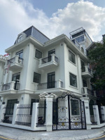 cho thuê biệt thự số 55a phố trung hòa , dt 260m x 5 tầng mt 20m thông sàn thang máy