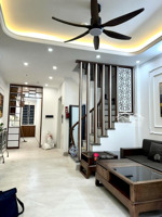 - bán nhà đẹp đường láng, oto đỗ gần, ngõ kd, thang máy, dt 45m2 x 6t , mt 4m giá : 12 tỷ tl