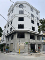 cho thuê tòa nhà 07 tầng. diện tích sàn 180m2, căn góc, mặt tiền rộng. trang bị đủ pccc, thang máy.