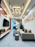 nhỉnh 10 tỷ siêu phẩm cầu giấy-oto tránh-ngõ rộng, dân trí cao, yên tĩnh,4 tầng,nội thất xịn