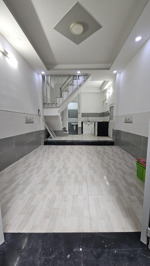 nhà 2 lầu vị trí trung tâm hẻm thông thoáng