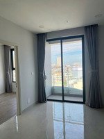 cần bán căn hộ 2pn , 61m2. giá 4,7 tỷ còn thương lượng. mặt tiền đường. mới 100%.