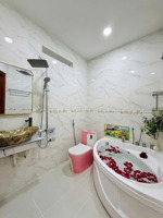 bán gấp biệt thự tại đ.nguyễn lương bằng p.phú mỹ q.7. giá:7,2 tỷ. dt:105m2. 5tầng. sổ hồng riêng