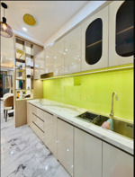 nhà rẻ có sổ diện tích (4.1x13,57m) 55.6m2. kết cấu 1 trệt 1 lửng 3 lầu + 1 tum. đường 6 - 7m