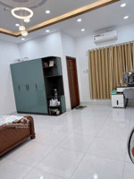 diện tích khủng: ngang 5m, dài 18m. đúc 4 tầng, hẻm xe hơi