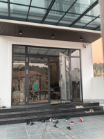 thuê nhà 3 tầng mặt phố - 220 m2 giá 12tr/th nguyễn đức cảnh, 5 ngủ, 3 điều hoà, 3 tv 60 inch