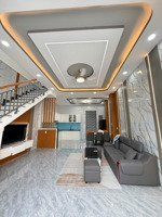 bán gấp nhà 2 tầng, diện tích 76m2 (5x15), đường xe hơi vào tới nhà, vị trí đối diện chợ linh trung