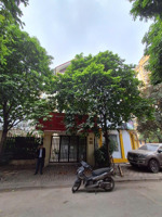 cho thuê biệt thự mễ trì thượng. dt 140m2, 4 tầng, mt 8m, cạnh lô góc. ô tô đỗ quanh nhà