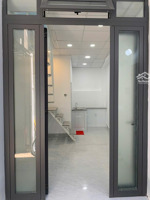 bán gấp: chỉ nhỉnh 3 tỷ, nhà mới 2 tầng, trung tâm quận 1 trần hưng đạo, hẻm 345, còn thương lượng