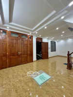 hàng hiếm trần khát chân nhà to rộng gần phố.