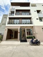 nhà ngang 8mx7m, trệt, 3 lầu, 4pn, gara ô tô, sân thượng, sát bên sông sài gòn, hướng tây nam