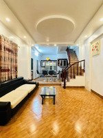 mặt ngõ ba gác phi, gần phố, ô chờ thang máy, dt 40m2, mt 5,7m, chào 8,6 tỷ qh ổn định