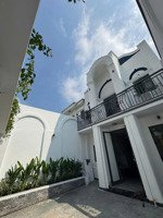 bán nhà mt 13 nguyễn đức thiệu - p di an tphcm
mặt tiền đường nhựa - ngang 6. full nội thất