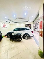 lô góc phố tô hiệu hà đông ô tô chạy qua nhà ,nhà chủ tự thiết kế rất chắc chắn